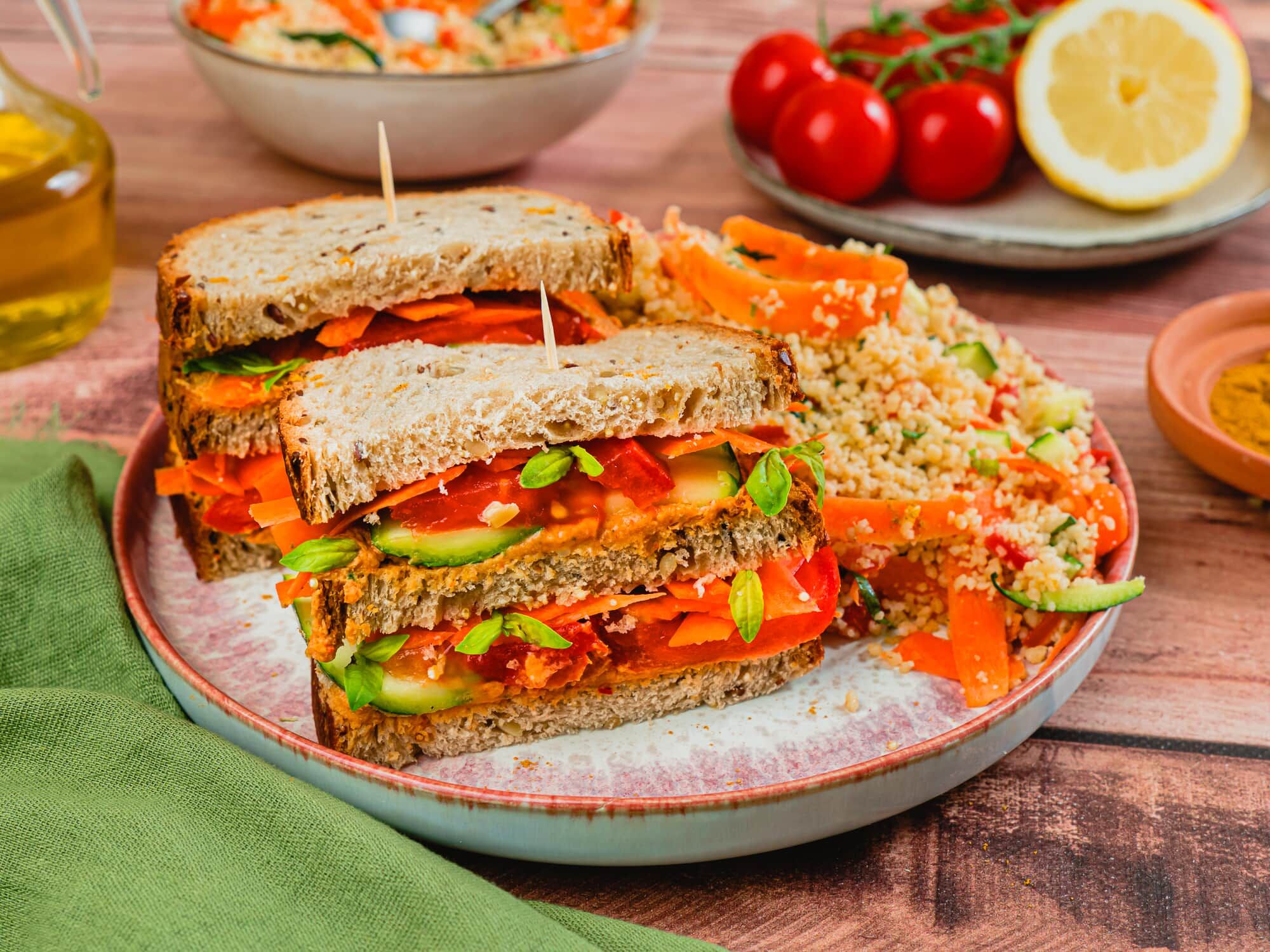 Club sandwich méditerranéen et taboulé Club sandwich méditerranéen et taboulé